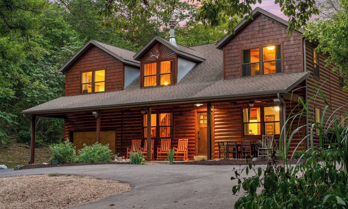 Omaha Cabin | Serve,soak & stay luxe on 15 acres-private hot tub