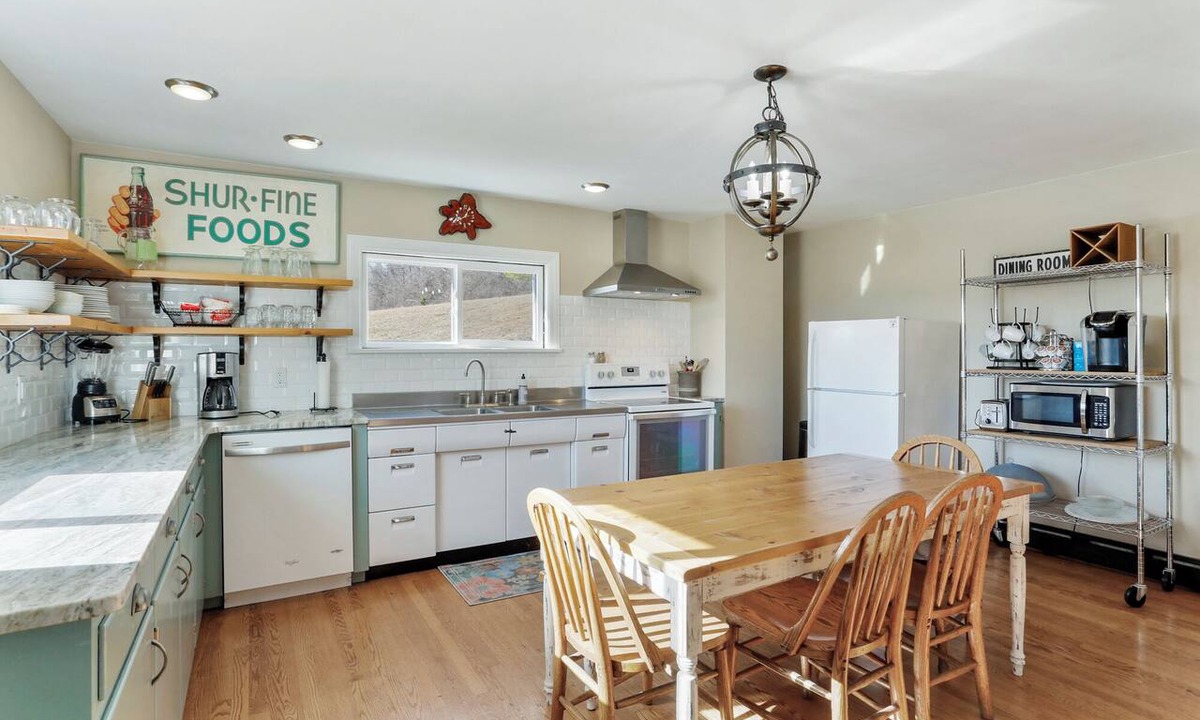Hesston House | Seven Points Cottage- Raystown Lake- Aunt Susie's