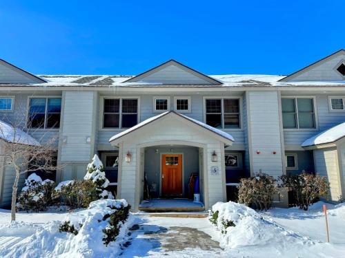 Carroll House | SH5 Luxurious Stone Hill Townhome