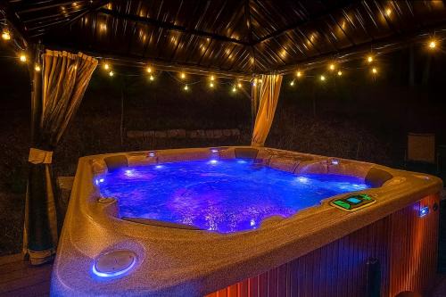Massanutten House | Shenandoah Paradice - 8 Person Hottub with Pergola, Free Platinum Pool Pass, Mountain View, EV Station, Family and Large Group Friendly, Walk to Ski