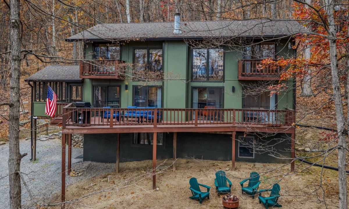 Berkeley Springs House | Skyefall - Perfect for family gatherings | Fireplace | Fire pit|Deck|Game room,|BBQ grill| Wifi|Hot tub