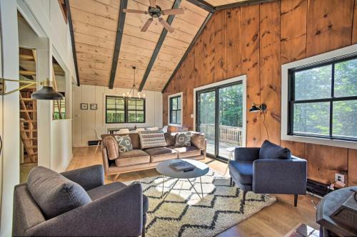 Wilmington House | Sleek Cabin w/Deck, 8 Miles to Mount Snow & Hikes