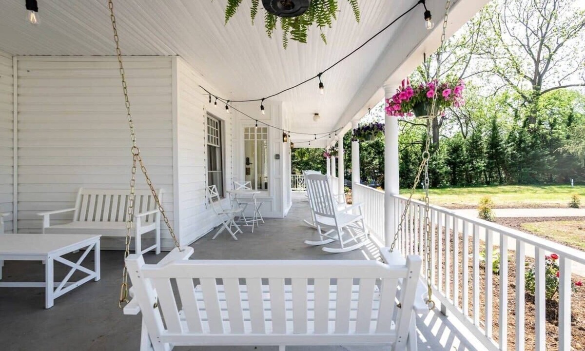 Luray House | Sojourn at The Legacy Inn- The Kennedy Suite