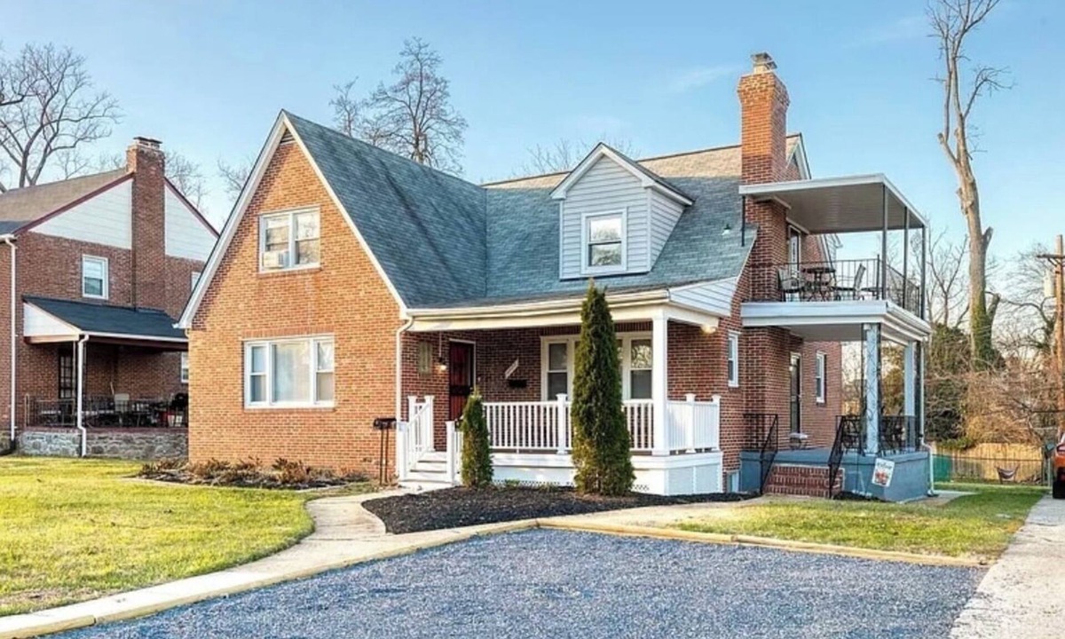 Central Forest Park Apartment | Spacious 2-bedroom apartment with WiFi, AC in charming Baltimore