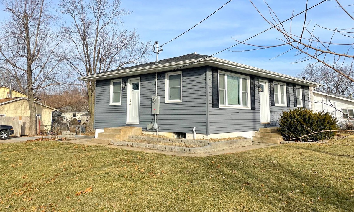 Cedar Rapids House | Spacious 3 bed 2 bath w/Basement yard and Office!