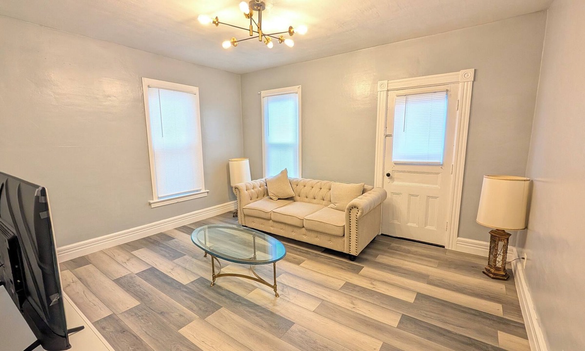 Utica Apartment | Spacious 3-bedroom apartment with WiFi, AC in enchanting Utica