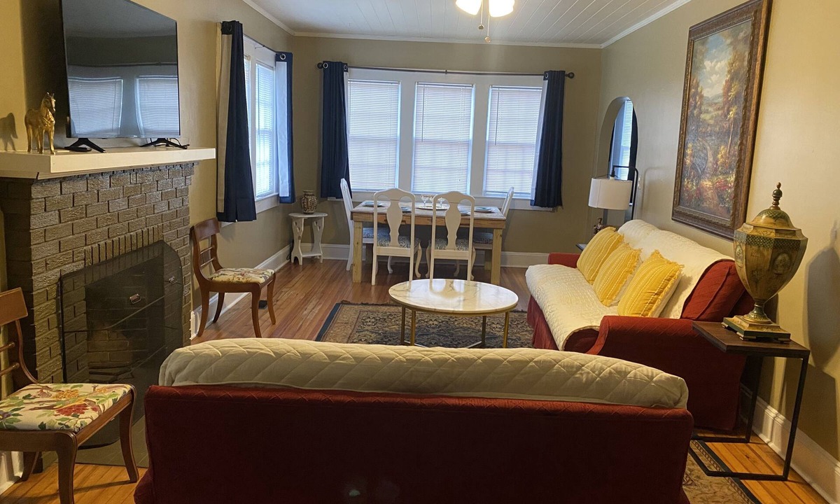 Valdosta House | Spacious 4BR House Sleeps 10+ Near SGMC, VSU & Moody AFB Parking