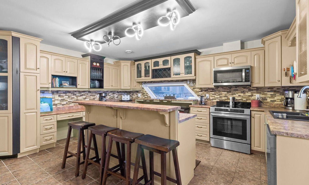 Conception Bay South Apartment | Spacious 5BR 4.5BA Coastal Home w/Patio Fire Pit