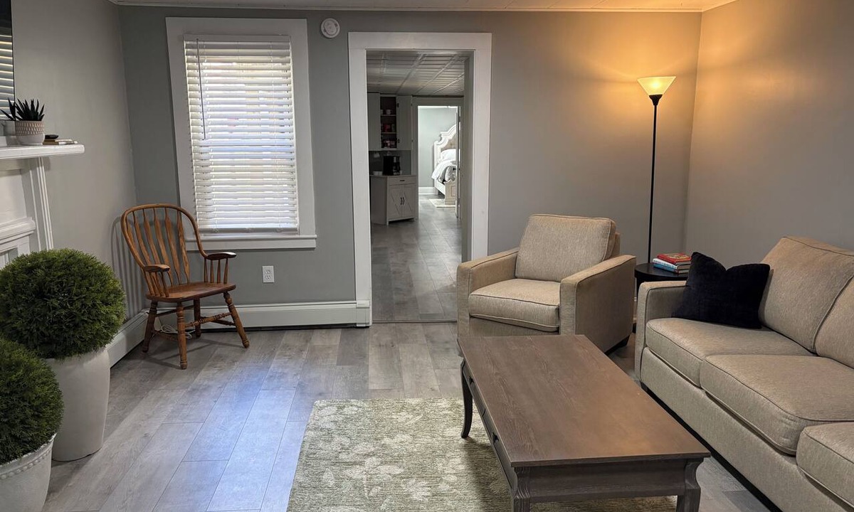Dover Apartment | Spacious Comfy 1-Bedroom Apt ~ Dover/Portsmouth ~ Free Wine ~ AC/Heat