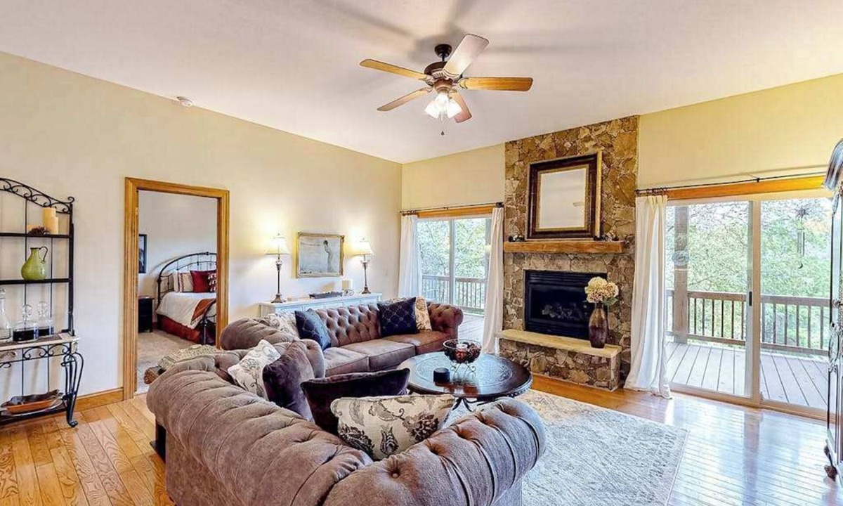 Whittier House | Spacious condo with fireplace, washer/dryer & access to pool/hot tub