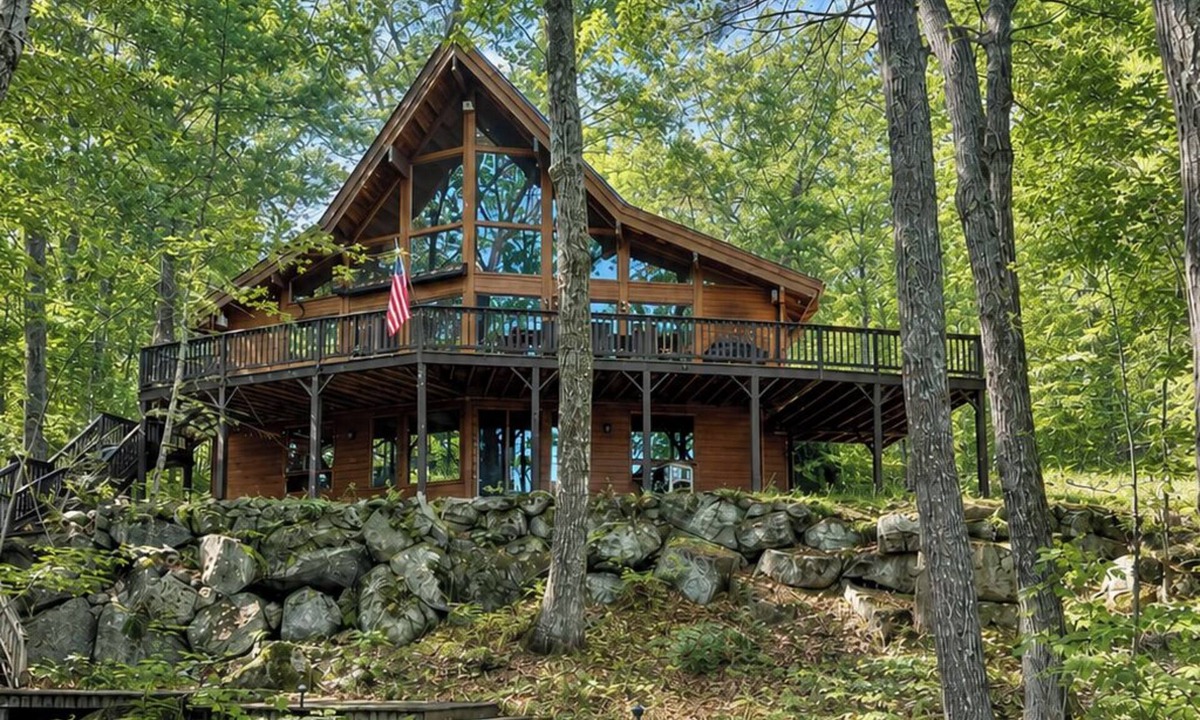 Harrison House | Spacious Lakeside Four-bedroom Home on pristine Crystal Lake in Harrison, Maine