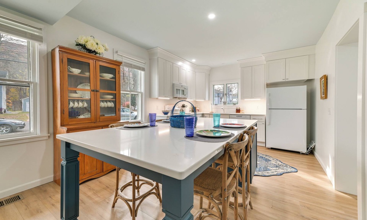 Naples Cottage | Spacious Naples Vacation Rental w/Private Hot Tub