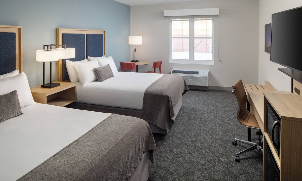 Orono Hotel | Spacious Queen Stay Near Orono Campus! Gym Access & Free Parking! Pets Welcome!