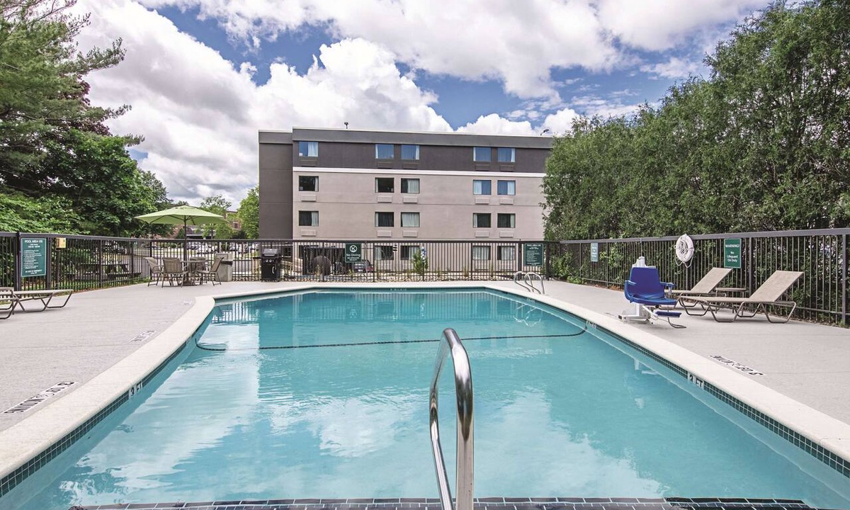 Portland Hotel | Spacious Queen Suite, La Quinta, Shuttle Service, Minutes to The Arts District