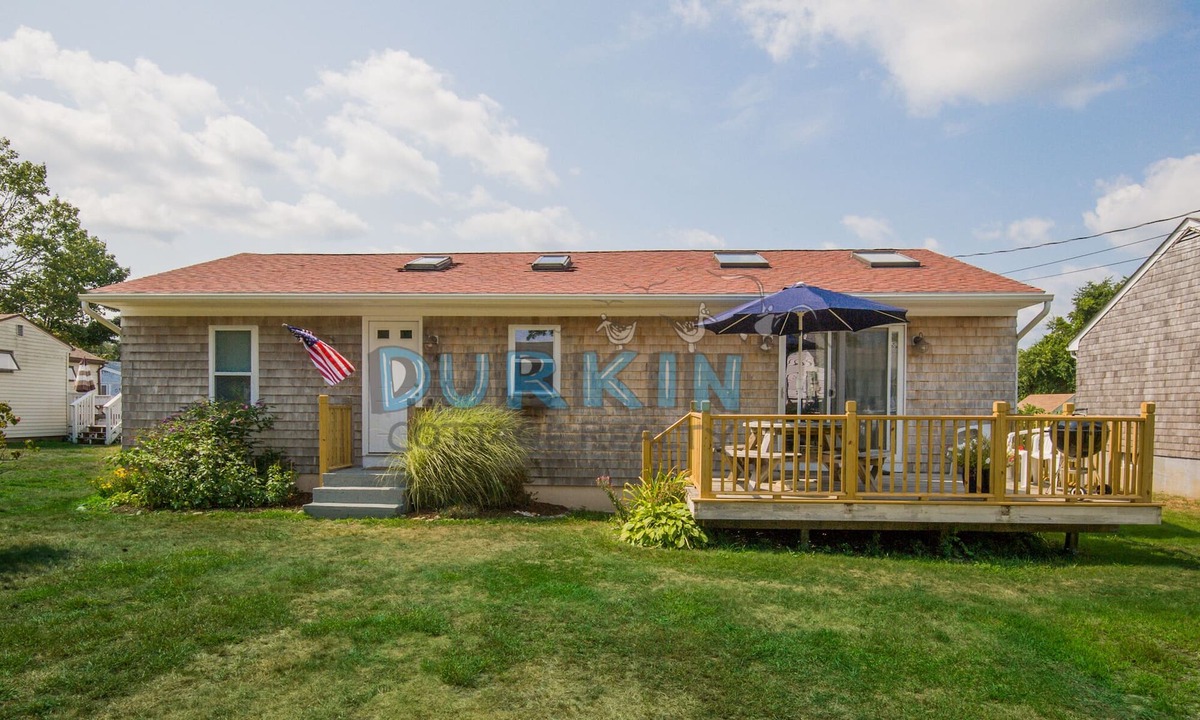 Narragansett House | Spacious Ranch, High Ceilings, Central Air Conditioning, Close to Beach