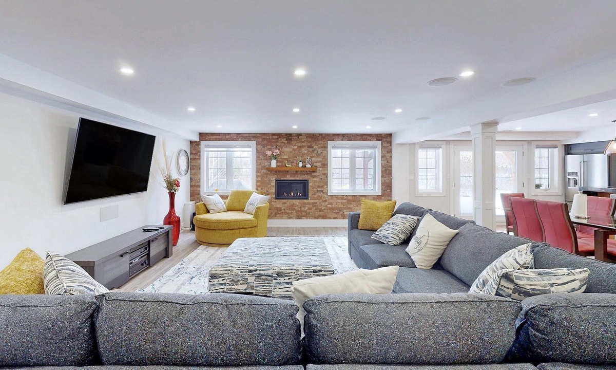 Vaughan House | Spacious Vaughan Unit, Steps to Park