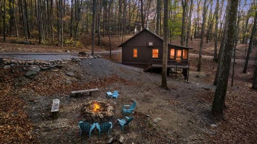 Kabletown House | Spectacular Lofted Cabin with Screened Porch, BBQ, and Fire Pit in West Virginia