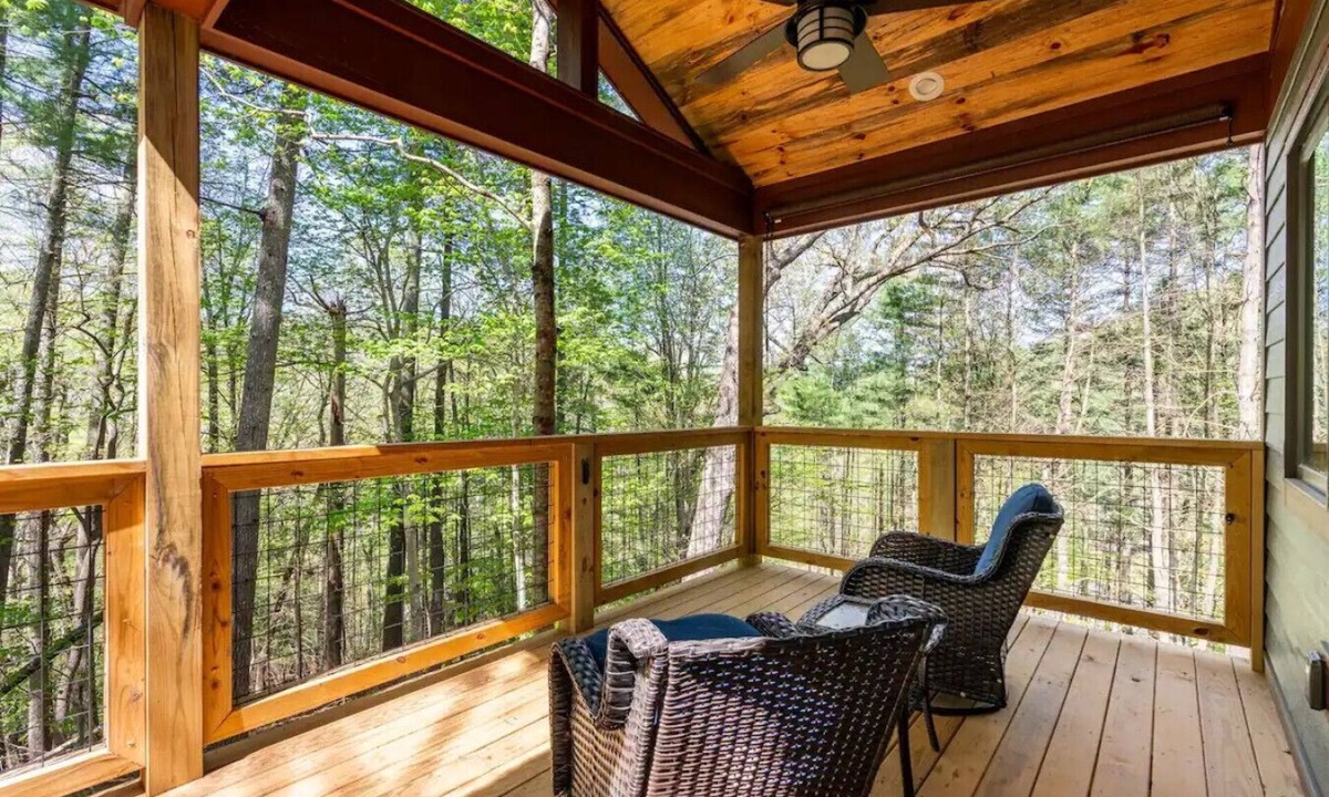 Marshall Cabin | Spring in Mtns Oak Treehouse Near Asheville - Pet Friendly