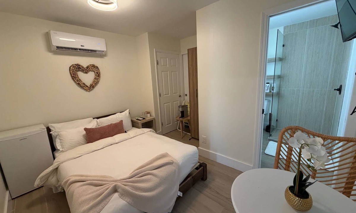 Fort Pierce Shores Apartment | Standard Queen - 16 , 18 Uncooked