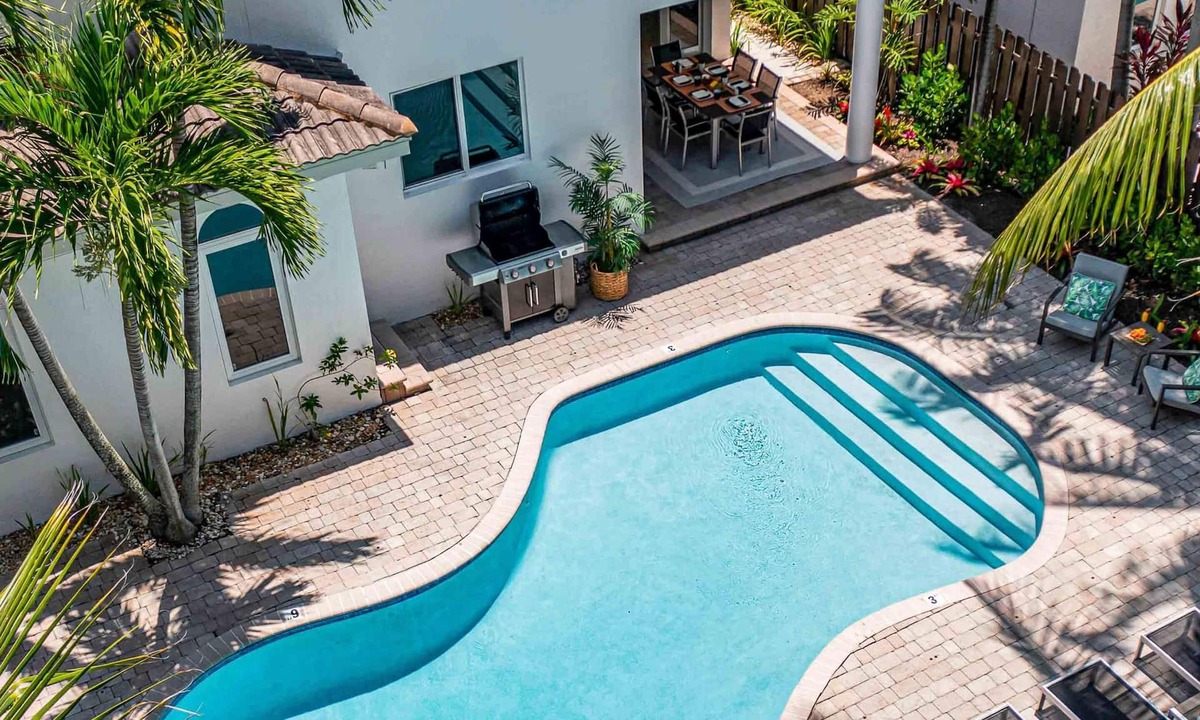 Birch Park Finger Streets House | Steps from the Beach | Heated Pool | Sun Key| Game room | RESlDENCES