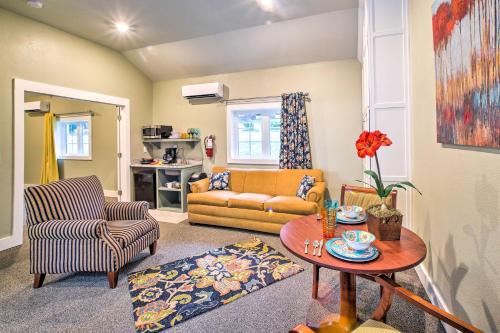 Downtown Branson House | Steps to Branson Landing: Cozy Downtown Cottage!
