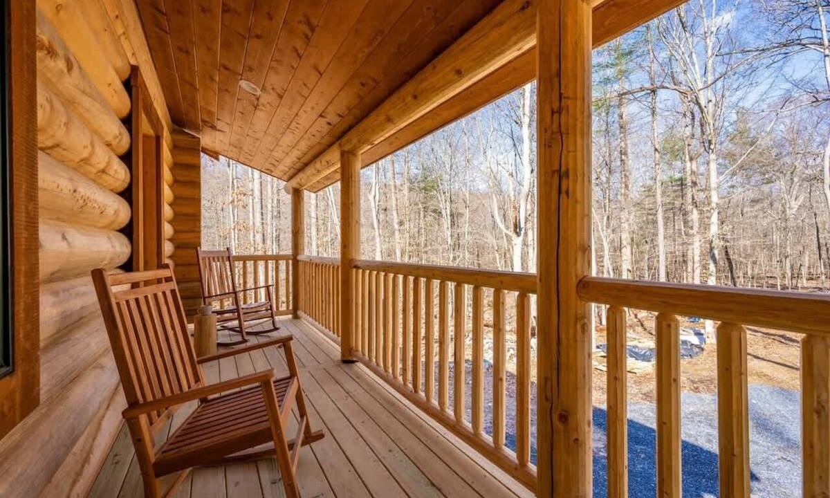 Dickerson Apartment | Studio apartment at Sugarloaf Log House