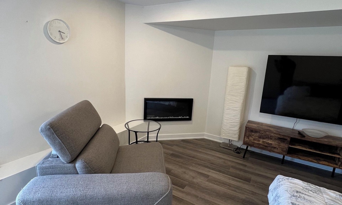 Ottawa Division Condo | Studio condo separate unit with full access to the backyard