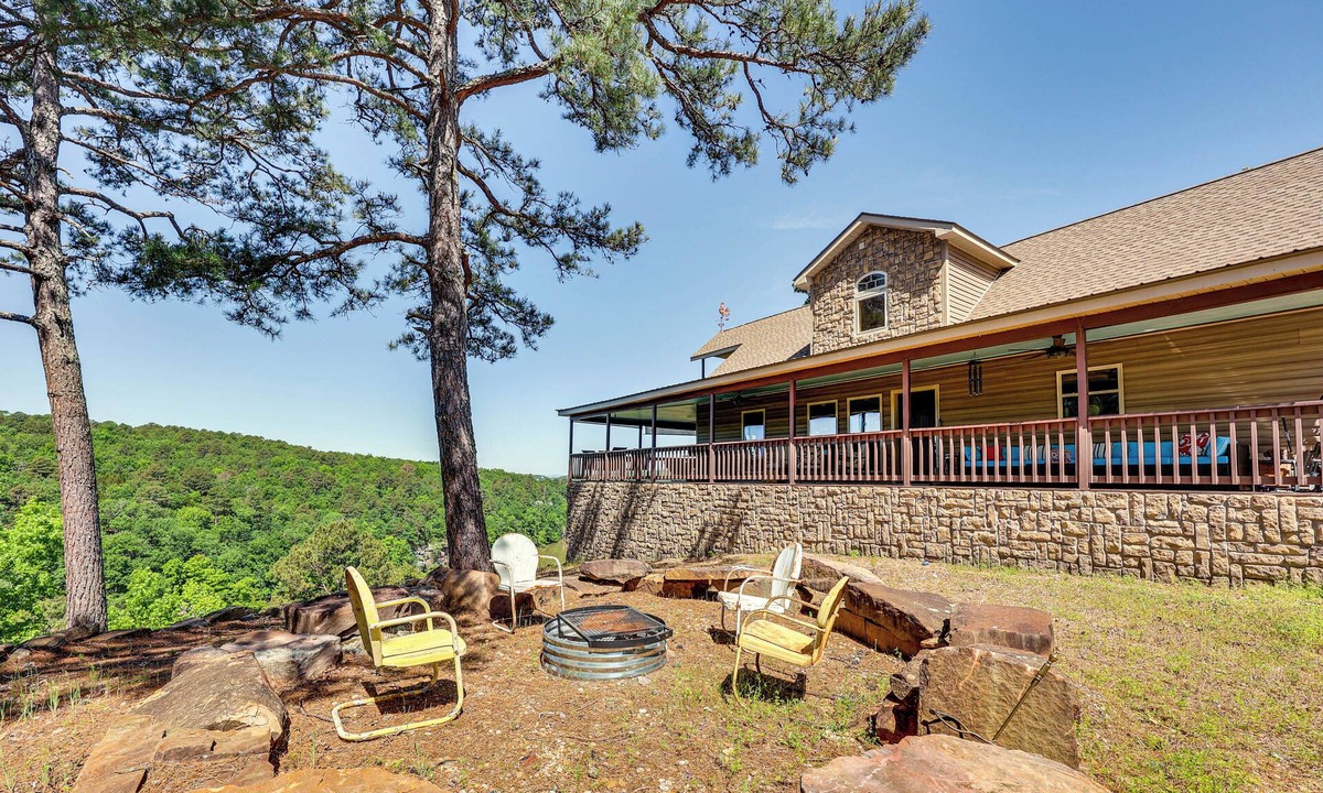 Centerville House | Stunning River Views: Pet-Friendly Home in London!