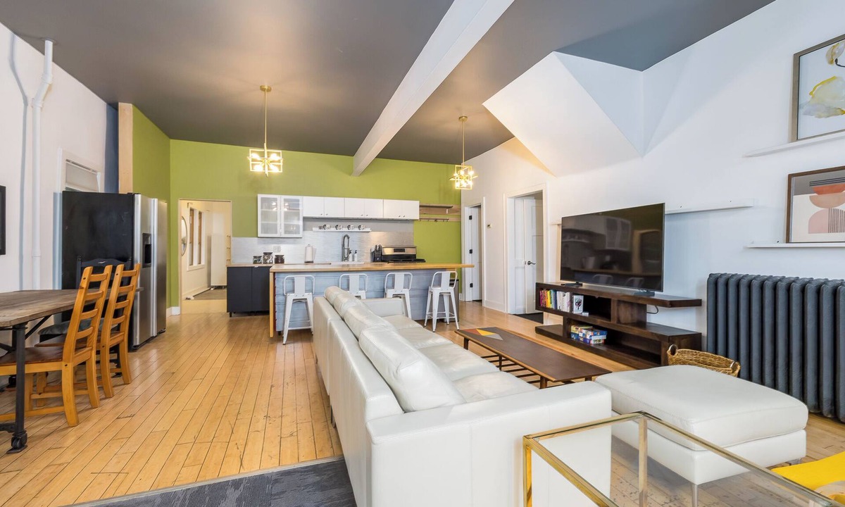 Macalester - Groveland House | Sunny 16BD Retreat with Sauna, Hot tub, Movie theatre, Arcade. Come Unwind!