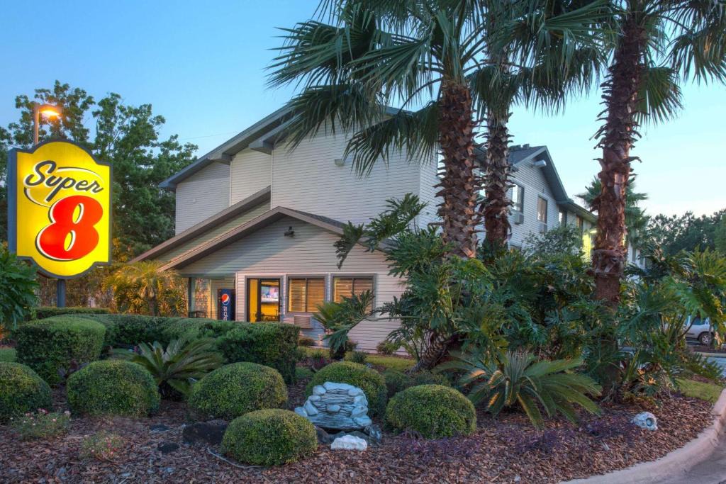 Gainesville Hotel | Super-8-Gainesville-I-75-Hospital-University-Area