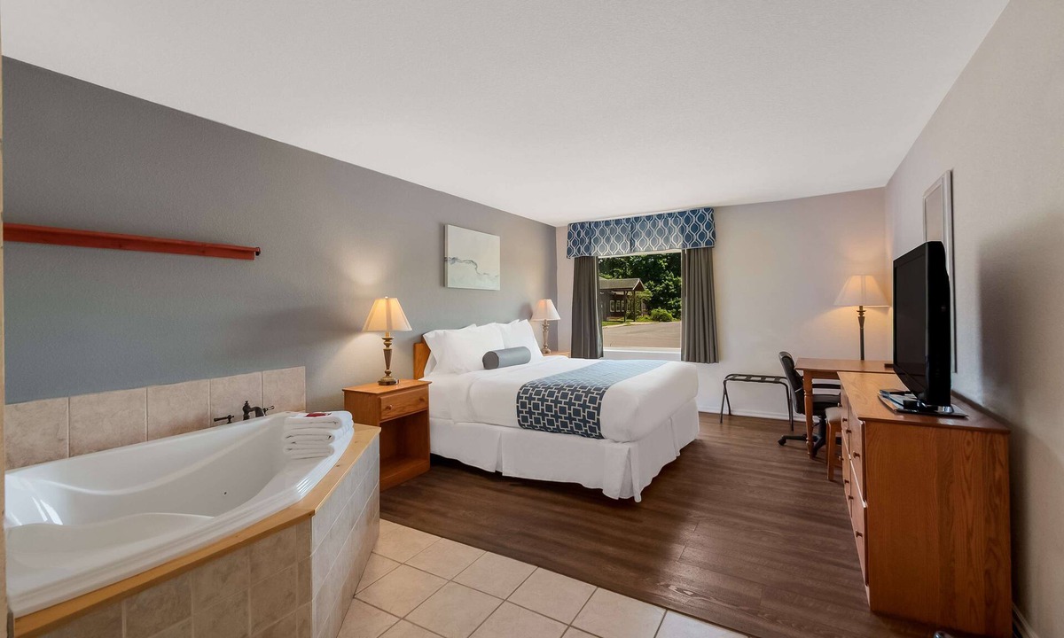 Berkeley Springs Hotel | SureStay Plus Hotel by Best Western Berkeley Springs