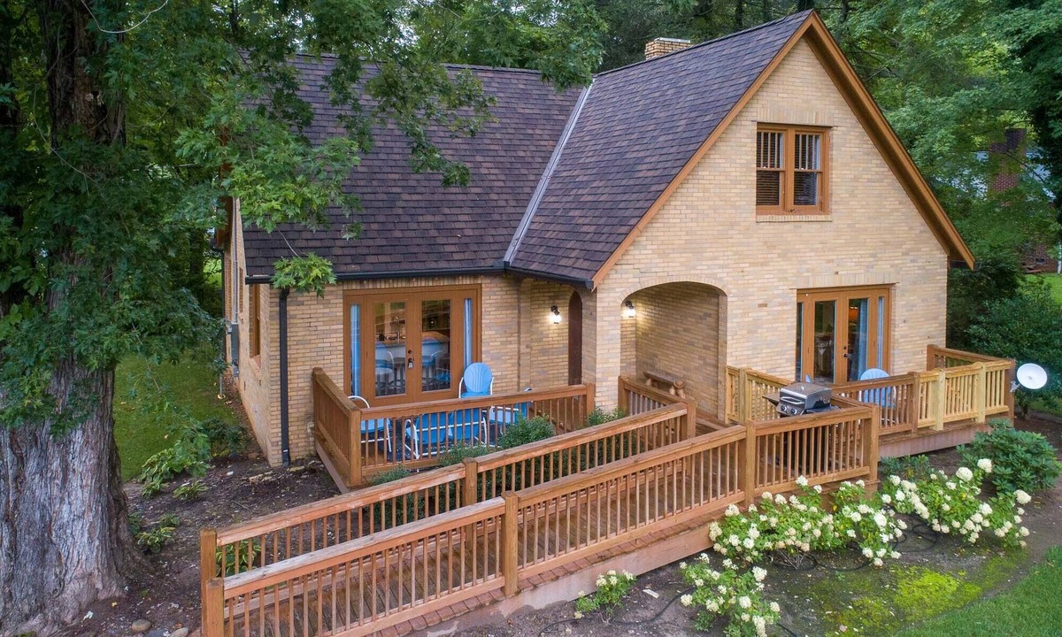 Sylva House | Sylva Stroll - Quaint, Historic, Mountain Home in the Heart of the Downtown