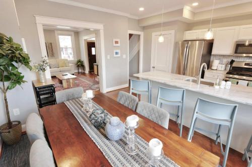 Petworth House | Taylor St Townhouse - Private Parking