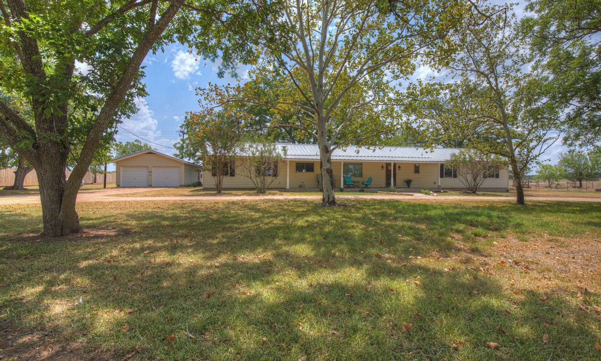 Stonewall House | Texas Wine Trail Getaway I Spacious 4-Bedroom House + Guesthouse in Stonewall