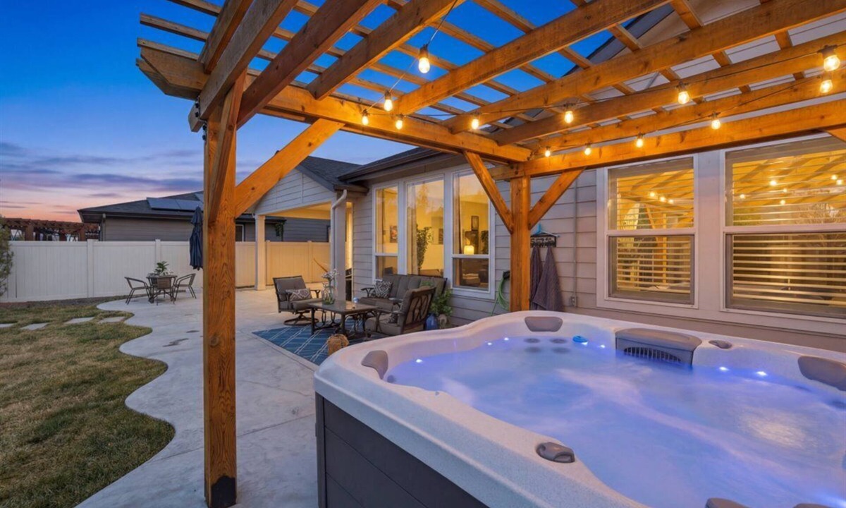 Meridian House | The Blue Heart with Hot Tub