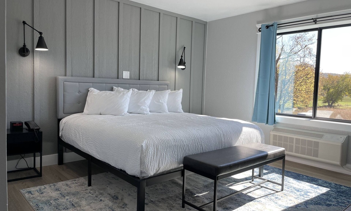 Petersburg Hotel | The Hermitage Inn and Taphouse