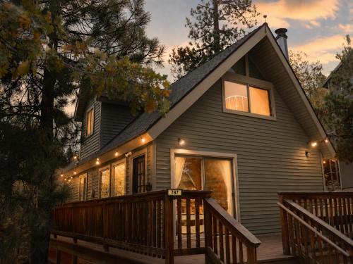 Big Bear Lake Ski Chalet | The Lounging Lodge near the Village!