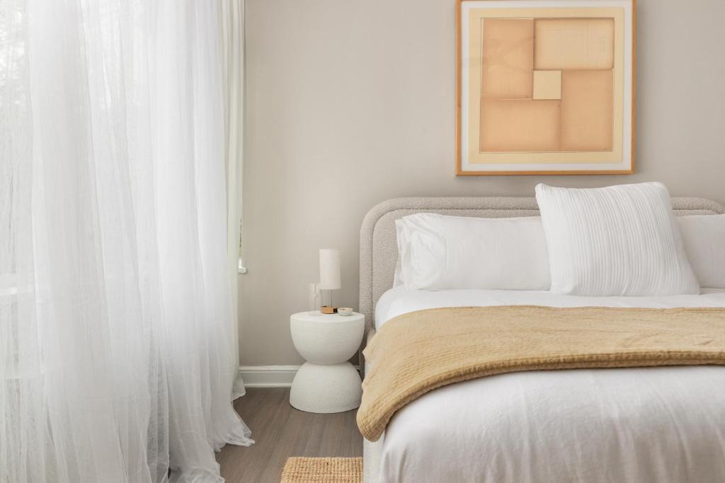 Radnor - Fort Myer Heights Apartment | The Morgan - 2BR King Suite with Free Parking, Gym & Lounge