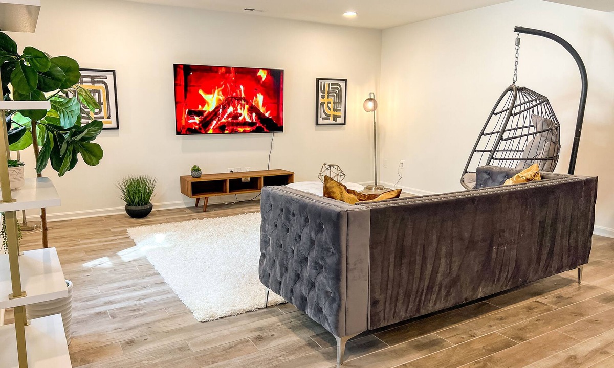 Linton Hall Apartment | The Sapphire - Luxury Basement Suite Close to I-66 Queen Beds 2000 sqft