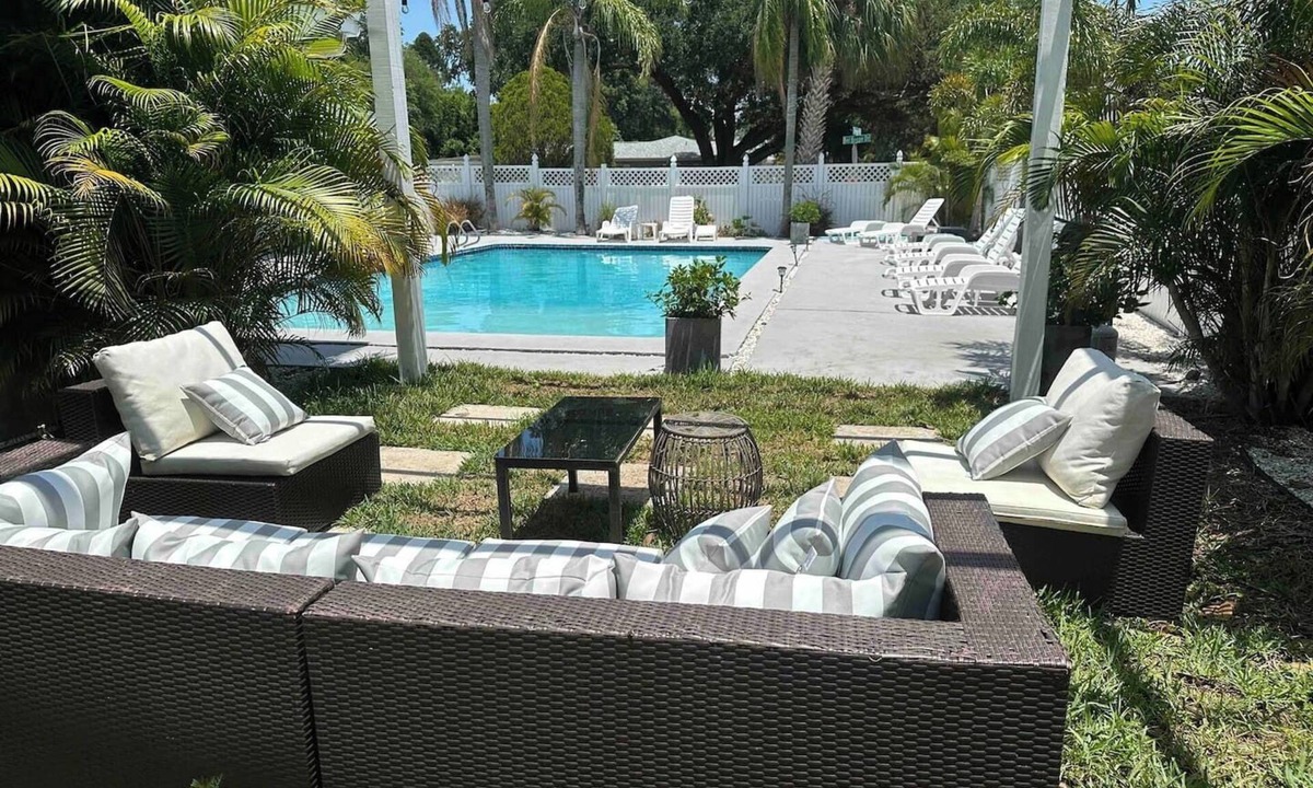 Clearwater House | This house is a 4 bedroom(s), 3 bathrooms, located in Clearwater, FL.