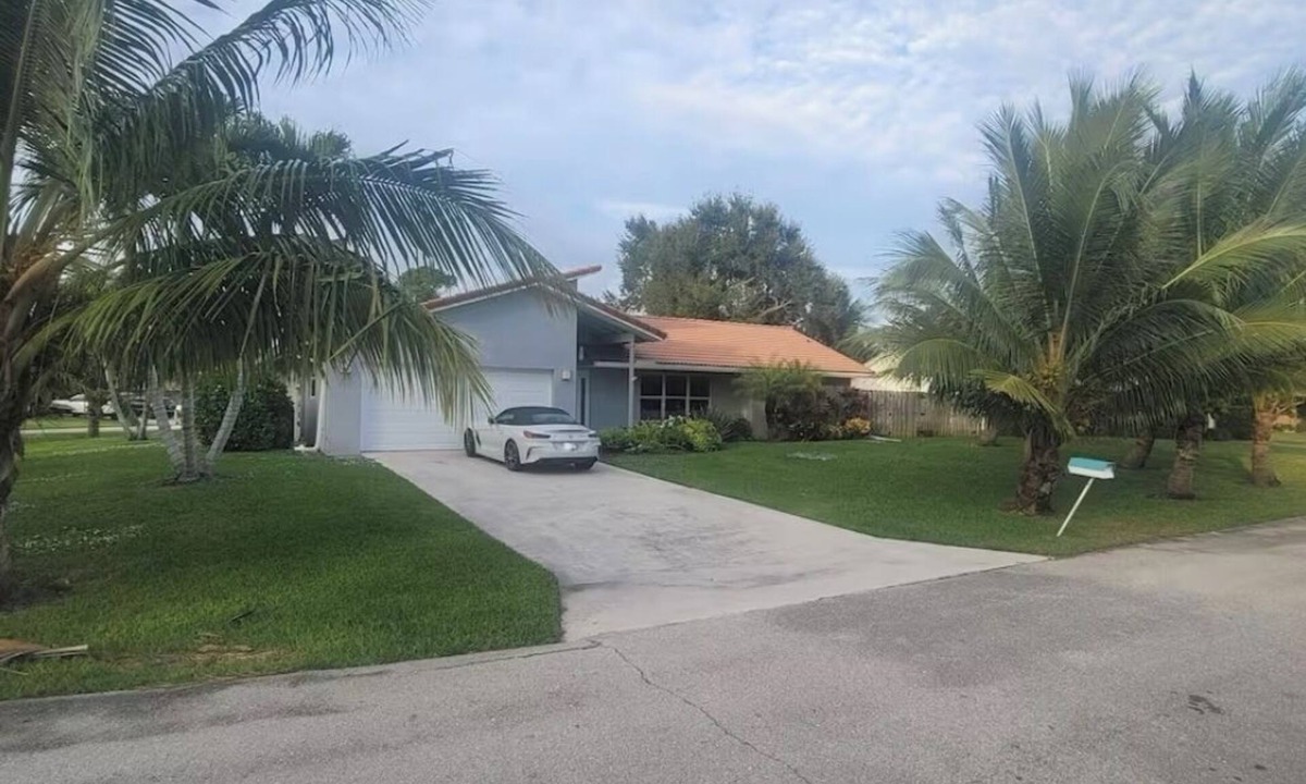Tequesta House | Tropical paradise - 3 bedrooms, a pool & a Tiki Hut in beautiful Jupiter Florida