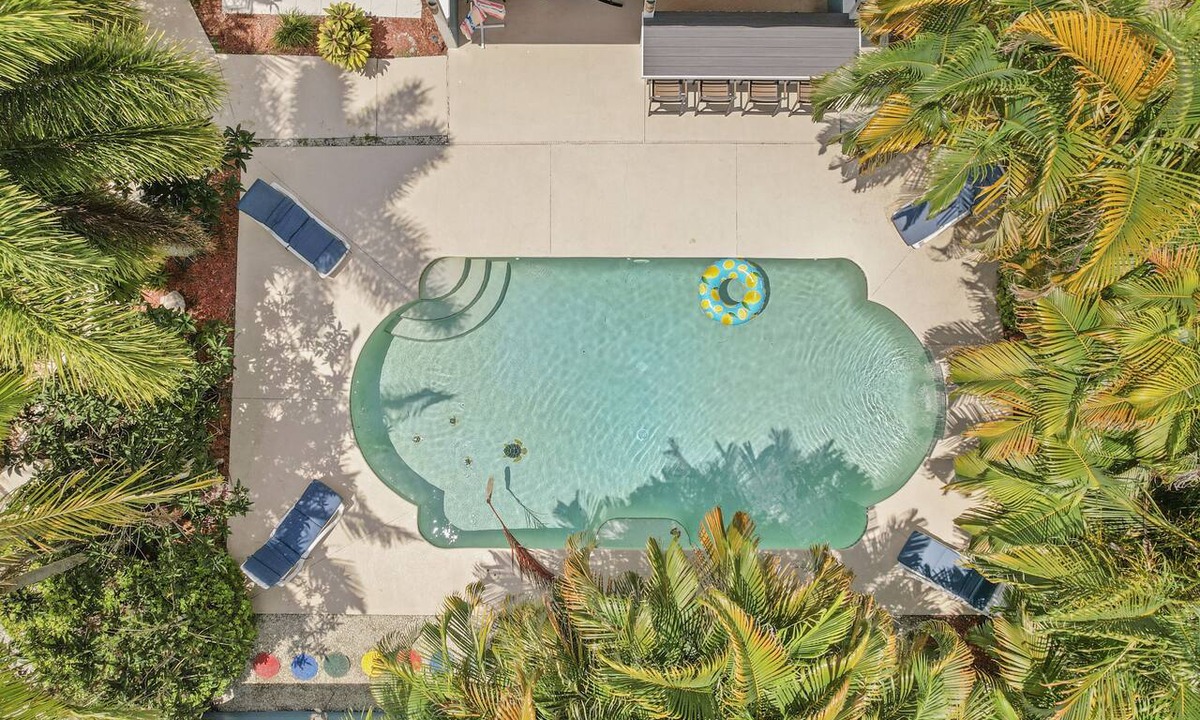 Vero Beach House | Tropical Tiki Hot Tub Pool Tiki Bar Game Room Pool Table 4 miles to Beach