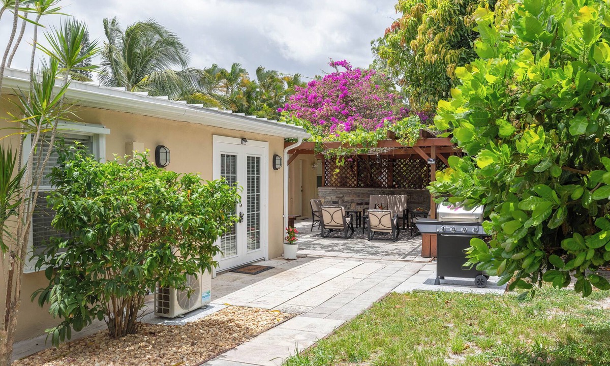 Greenacres House | Tropical Vibes! Spacious 5BD/3BA, BBQ, Parking & more -10 min to Best Locations