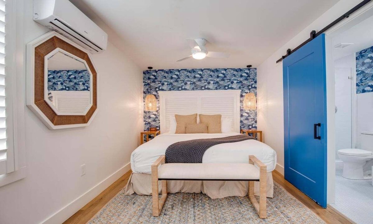 Historic Seaport Apartment | Underwater Cabana at Custom House Inn | On Duval!