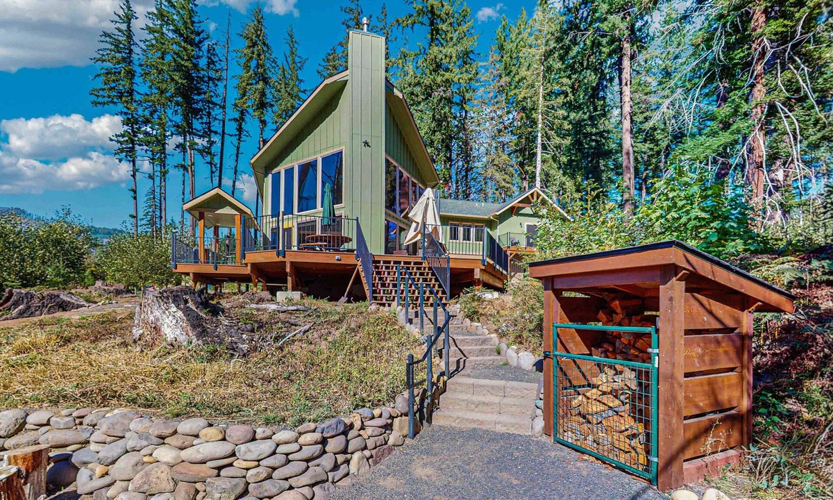 Vida House | Unique riverfront home & cabin with amazing views, deck, & W&D - dog-friendly