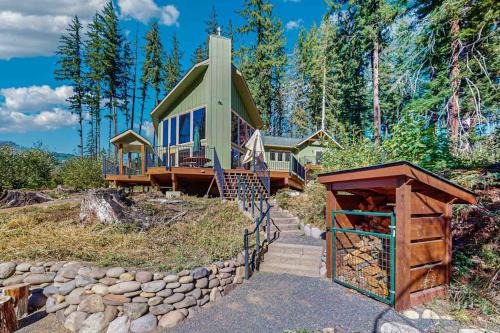 Vida House | Unique riverfront home & cabin with amazing views deck & W&D - dog-friendly