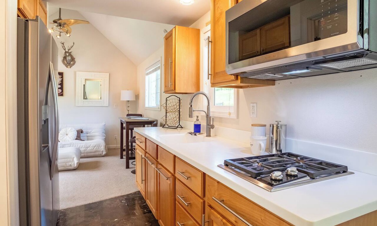Arlington Cottage | Upscale Riverfront Getaway Cottage