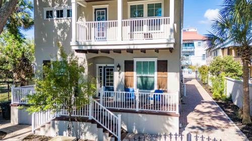 Lincolnville House | Villa Mojito Lakefront Home and APTs Sleeps 24