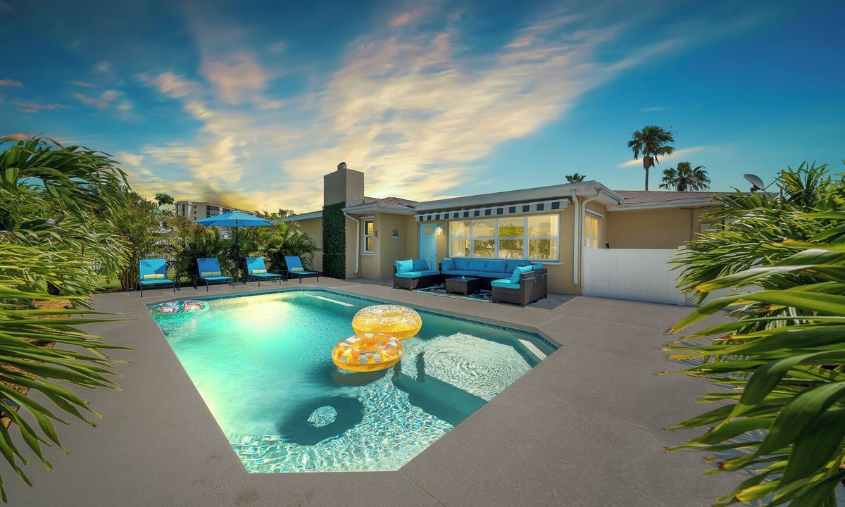 Indian Harbour Beach House | Villa Paradisus. Heated Pool! 6 min to the beach