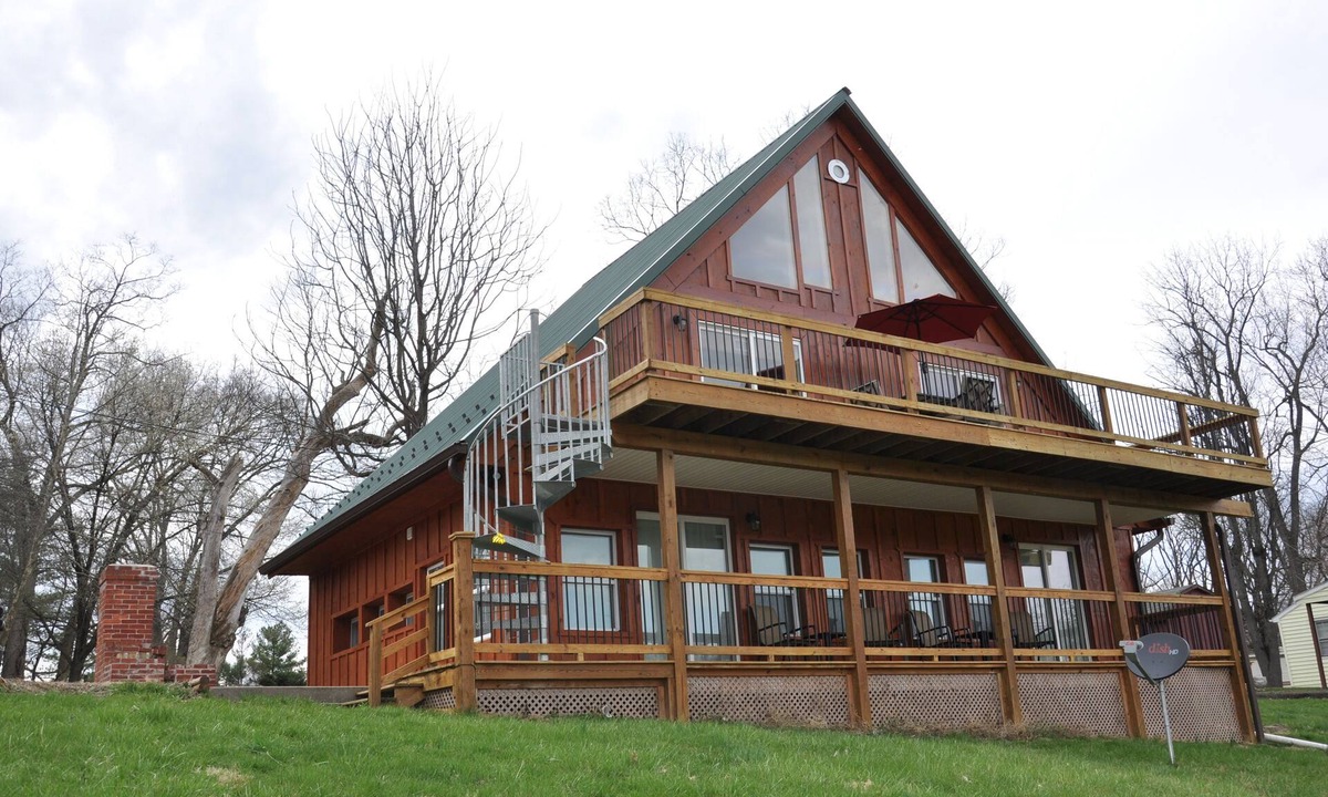 Urbana Villa | Villa with Majestic Views of Monocacy River. Sleeps 5, 2 Bath, Full Kitchen